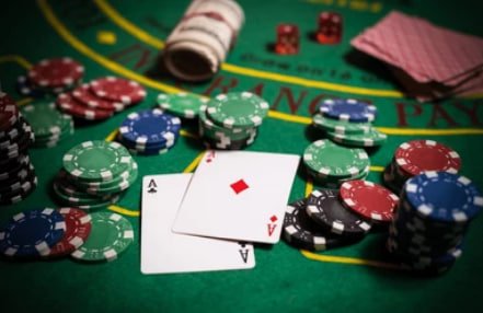 Mobile phone displaying kampung slot Money Train game on Android and iOS Web platforms